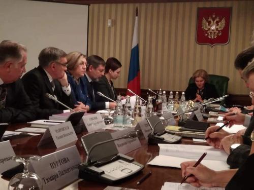      Ирина Герасимова и Лев Конторович на совещании правительства России